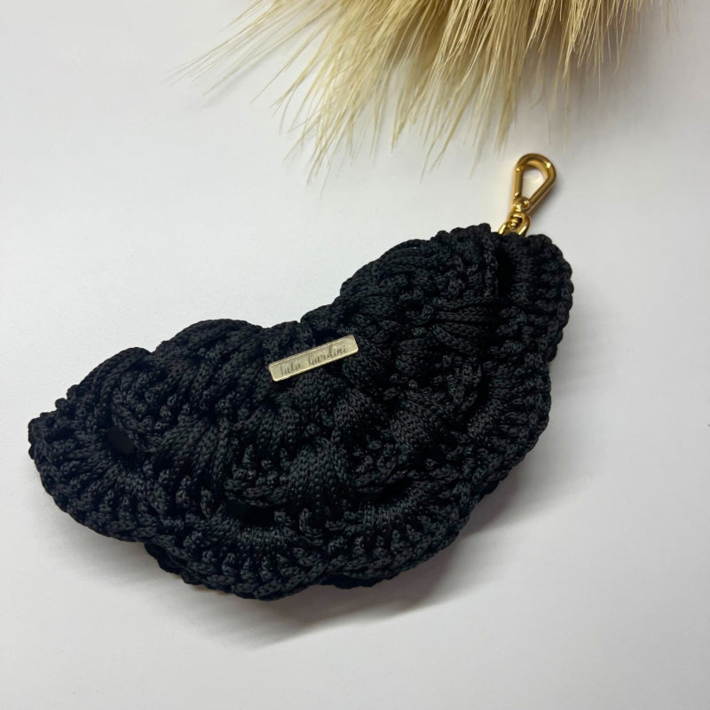 🧶 The Cozy Clamshell – Hand-Knit Eyewear Pouch 🕶️
