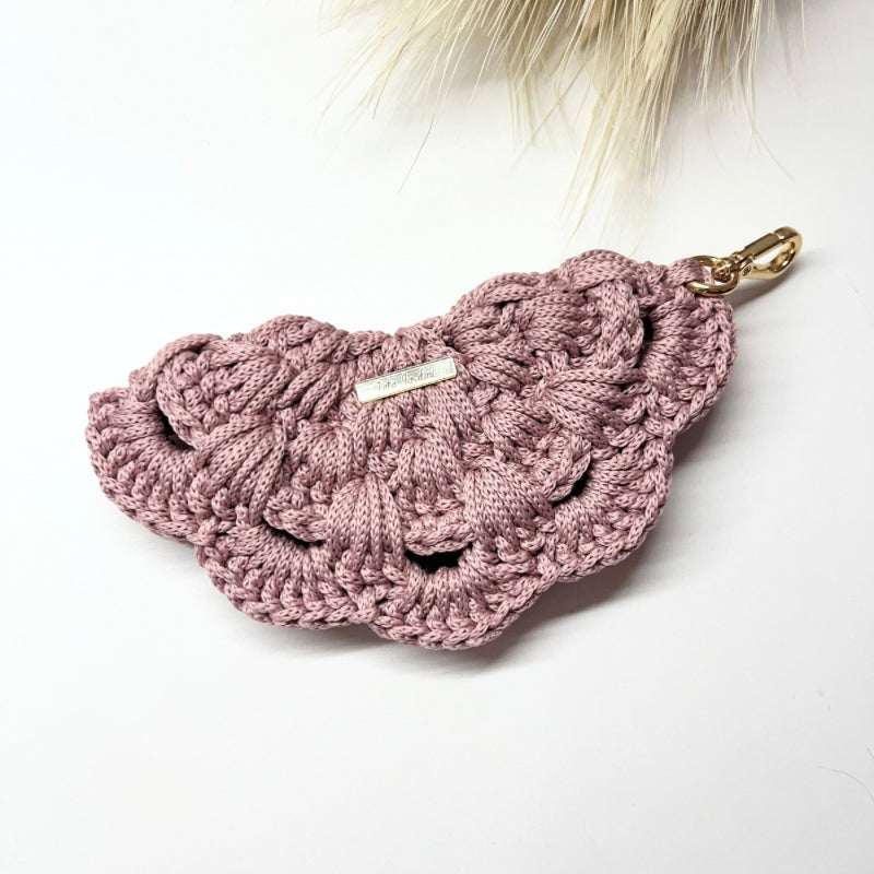 🧶 The Cozy Clamshell – Hand-Knit Eyewear Pouch 🕶️