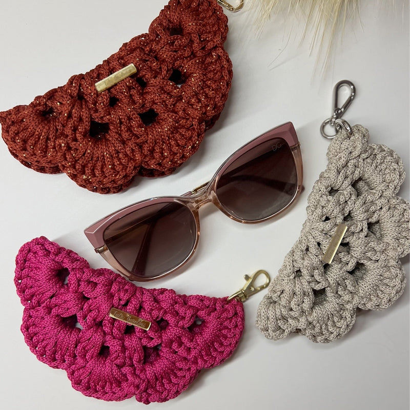 🧶 The Cozy Clamshell – Hand-Knit Eyewear Pouch 🕶️