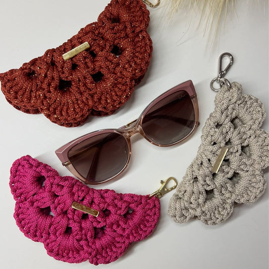 🧶 The Cozy Clamshell – Hand-Knit Eyewear Pouch 🕶️