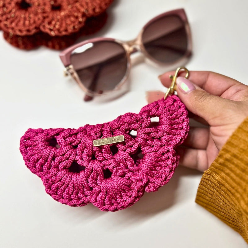 🧶 The Cozy Clamshell – Hand-Knit Eyewear Pouch 🕶️