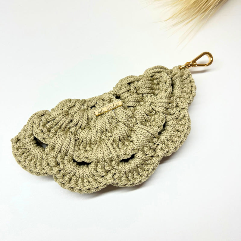 🧶 The Cozy Clamshell – Hand-Knit Eyewear Pouch 🕶️